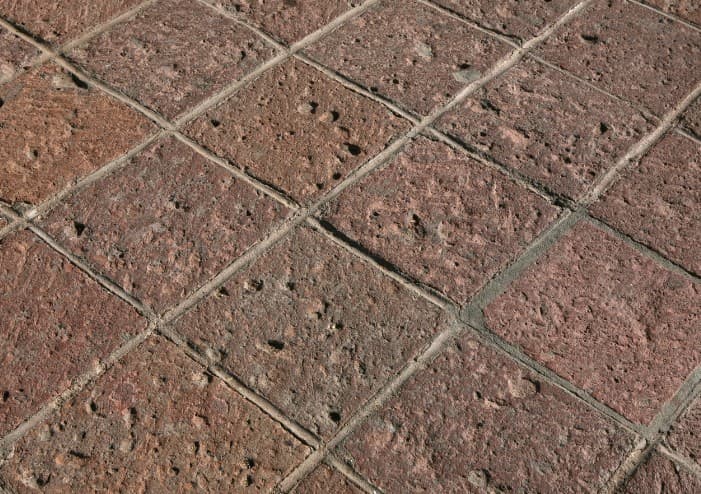 Acceso de vehículos con hormigón impreso molde adoquín en color terracota