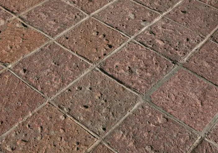 Rampa de garaje con hormigón impreso molde adoquín en color terracota en Huelva capital