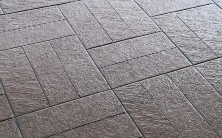 Hormigón impreso molde losa — Huelva Hormigón impreso con molde de losa rectangular en tono gris arena en Huelva