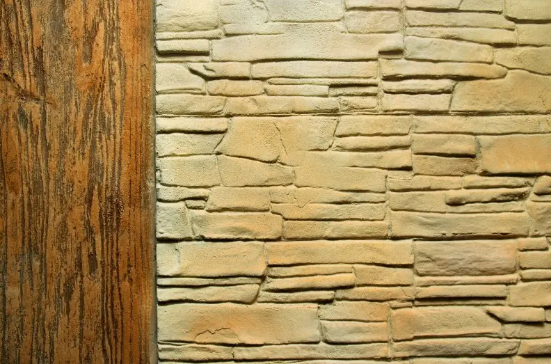 Revestimiento vertical de hormigón imitación piedra laja en un muro exterior de Lepe, Huelva